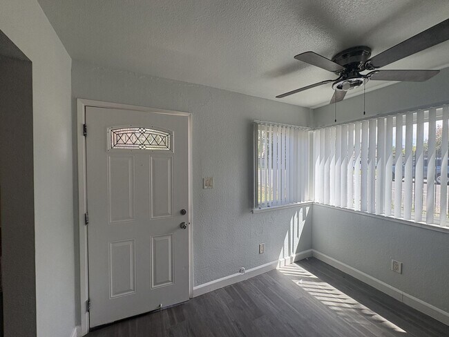 Building Photo - MOVE IN SPECIAL! $100 OFF FIRST 2 MONTHS OF RENT!!! 2 BEDROOM 1 BATH