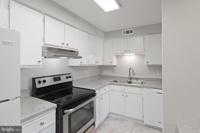 Building Photo - 8385 Brockham Dr