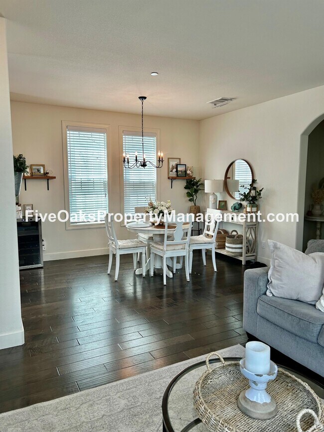 Building Photo - 1208 Lavande Dr