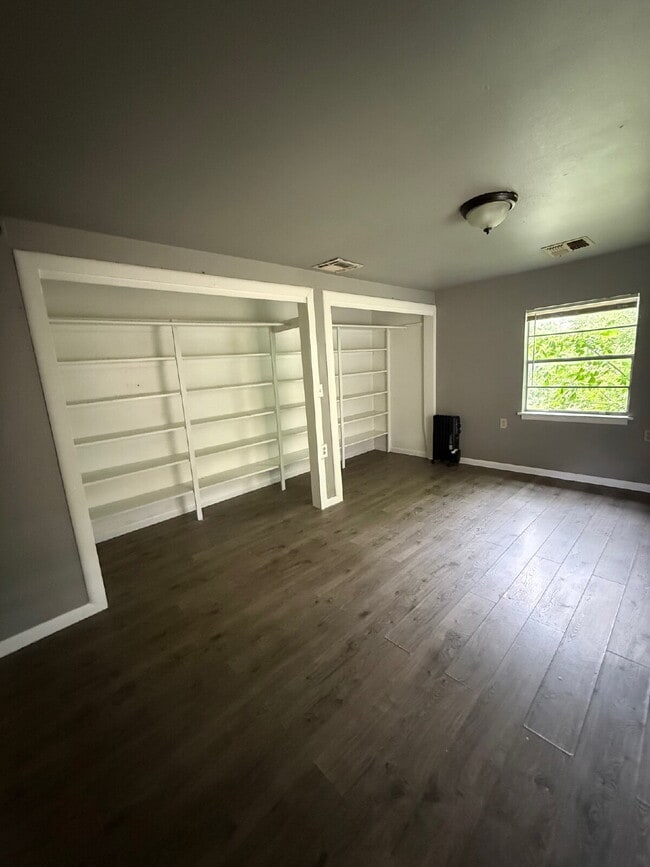Building Photo - Cozy Living in the Heart of OKC – 1BR Retr...