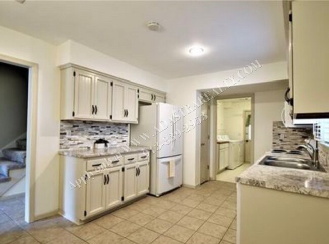 Building Photo - Adorable 3 Bed 2.5 Bath Duplex in Olathe-Available in JULY!!
