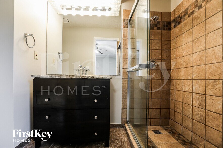 Building Photo - 704 Autumn Dr