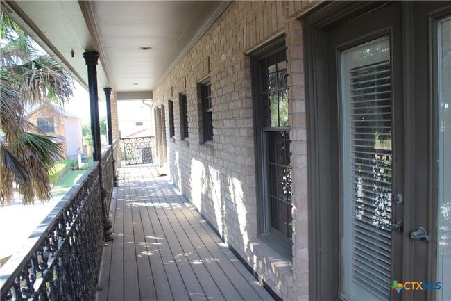 Building Photo - 6001 Country Club Dr
