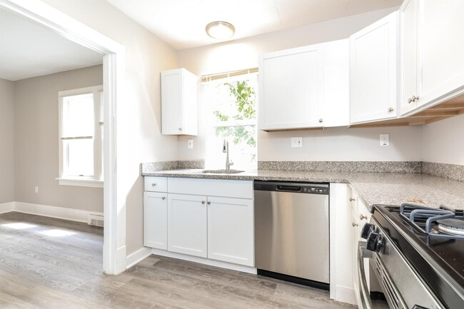 Building Photo - 856 Broad St