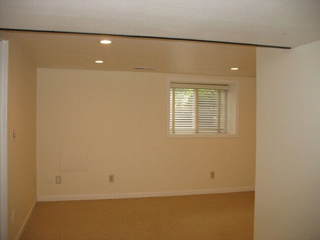 Building Photo - N.E Rose City Bungalow Pet Friendly