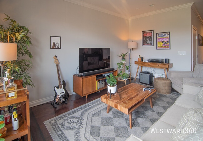 Building Photo - 1033 W Monroe St