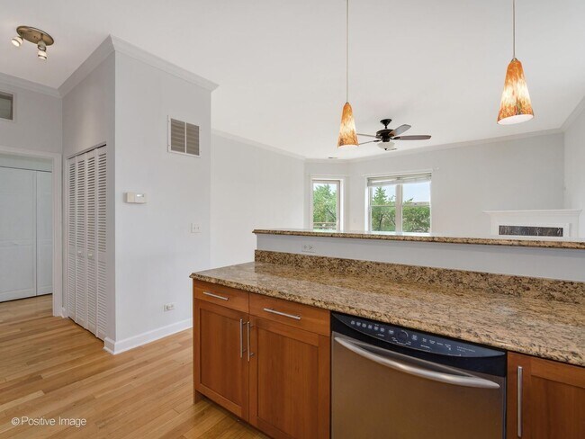 Building Photo - 6015 N Mozart St
