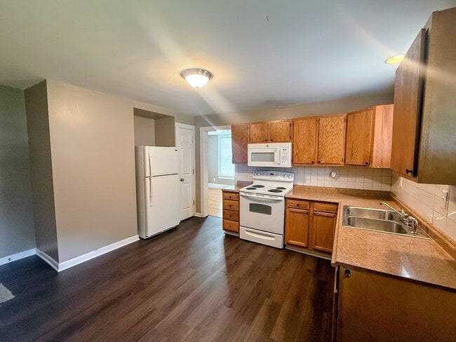 Building Photo - Three bedroom 1.5 bathroom home for rent