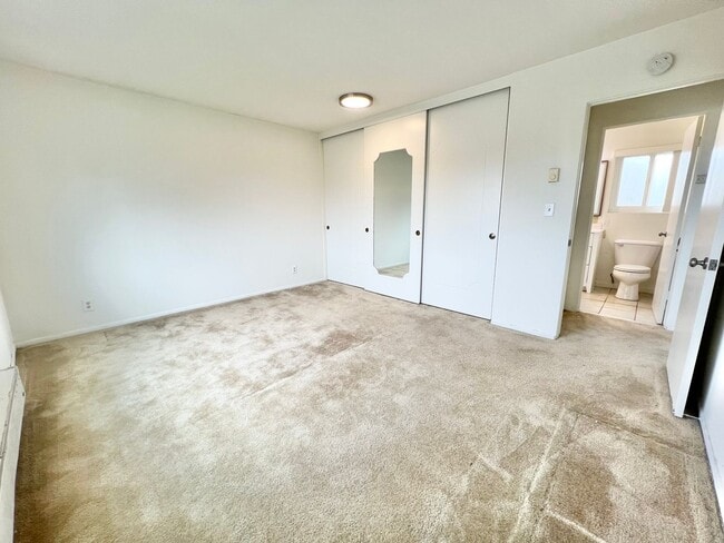 Building Photo - Top Floor 1 Bedroom Bixby Park Top Floor C...