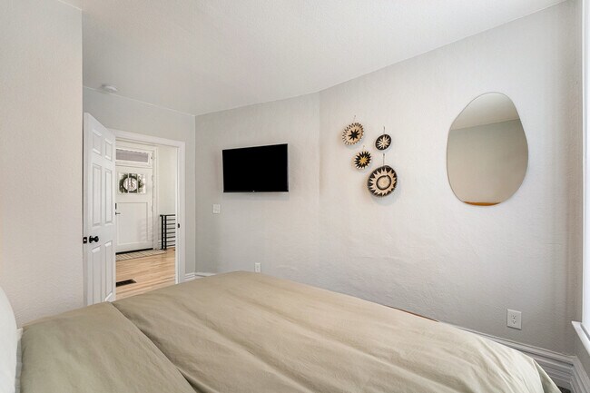 Building Photo - 832 26th St