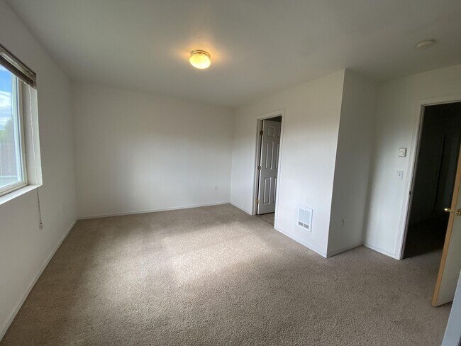 Building Photo - 857 N Garfield St