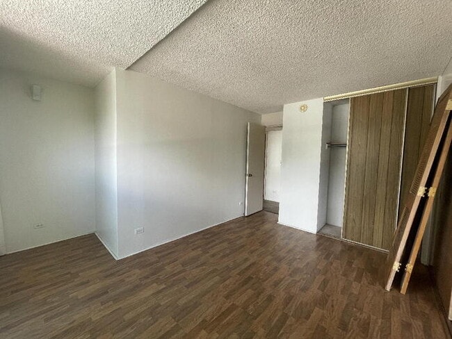 Building Photo - PUNAHOU TOWER 2/2/1 sec, W/D, pool, gym, s...