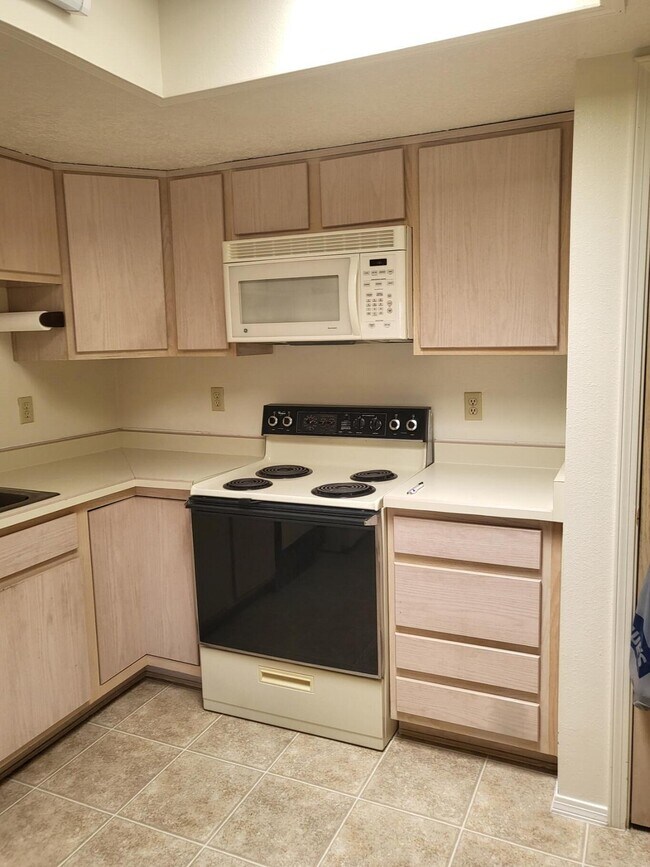 Building Photo - 827 Country Club Dr SE