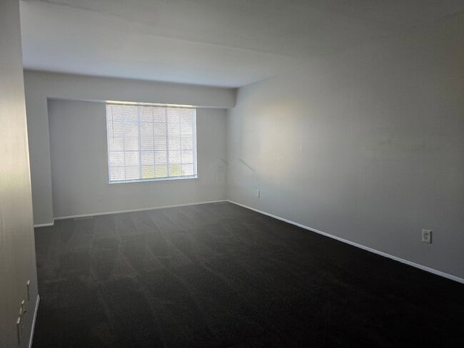 Building Photo - 30276 Southfield Rd