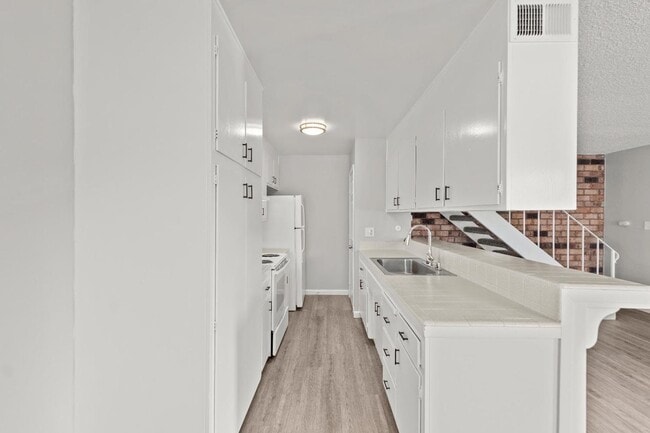 Building Photo - Remodeled 2 Bedroom Condo with Garage