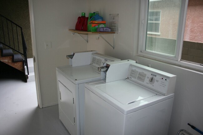 Building Photo - 951 W Summerland Ave