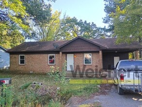 Building Photo - Charming 3-Bed Home with Fenced Yard and C...