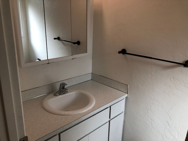 Building Photo - Updated 2 bedroom 1 1/2 bath duplex in Spr...