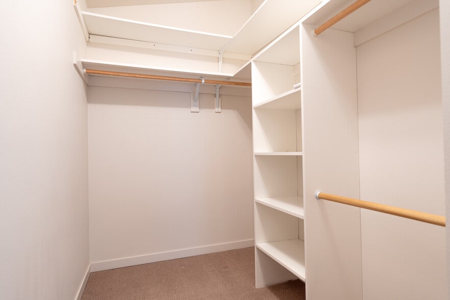 Walk-in closet in primary BR - 424 26th Ave S