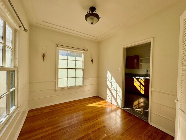 Building Photo - Sun-Filled 1-bed 1-bath First Floor short ...