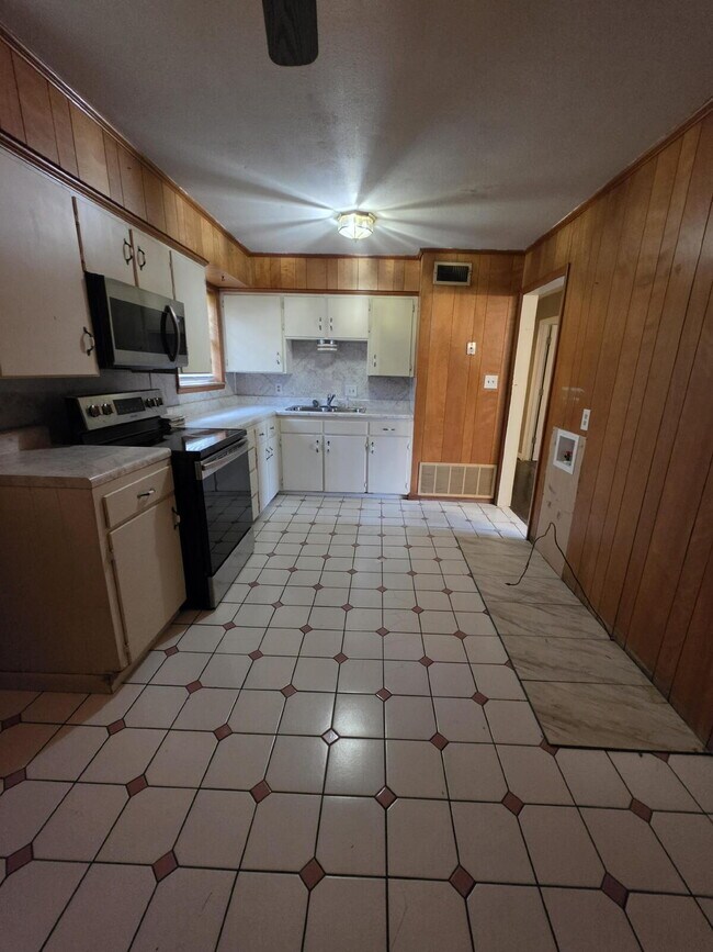 Building Photo - Recently Renovated - 3 Bedroom 2 Bath Home!