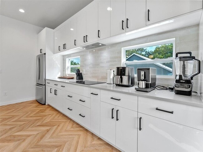 Building Photo - 102 W Adalee St