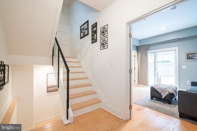 Building Photo - 623 N Bodine St