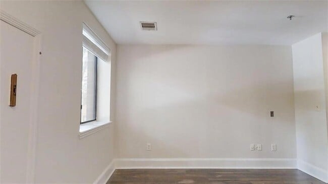 Building Photo - 300 Johnson Ferry Rd