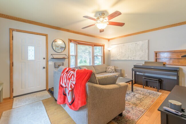 Building Photo - awesome 2 bed 1 bath Pet Friendly in Minneapolis Available for Lease