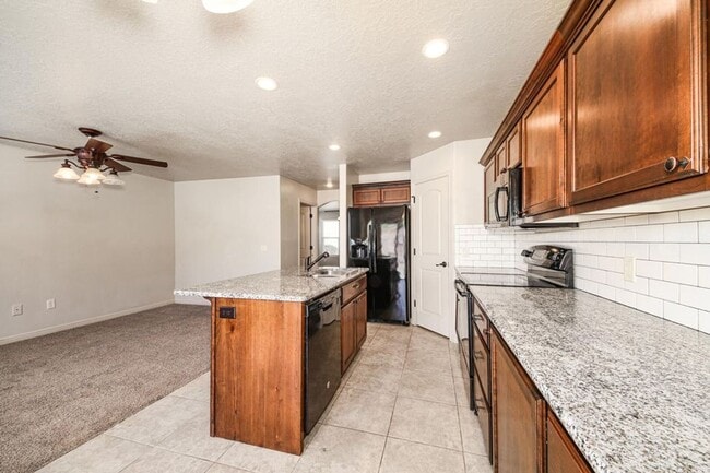 Building Photo - Beautiful Fossil Hills END UNIT!!