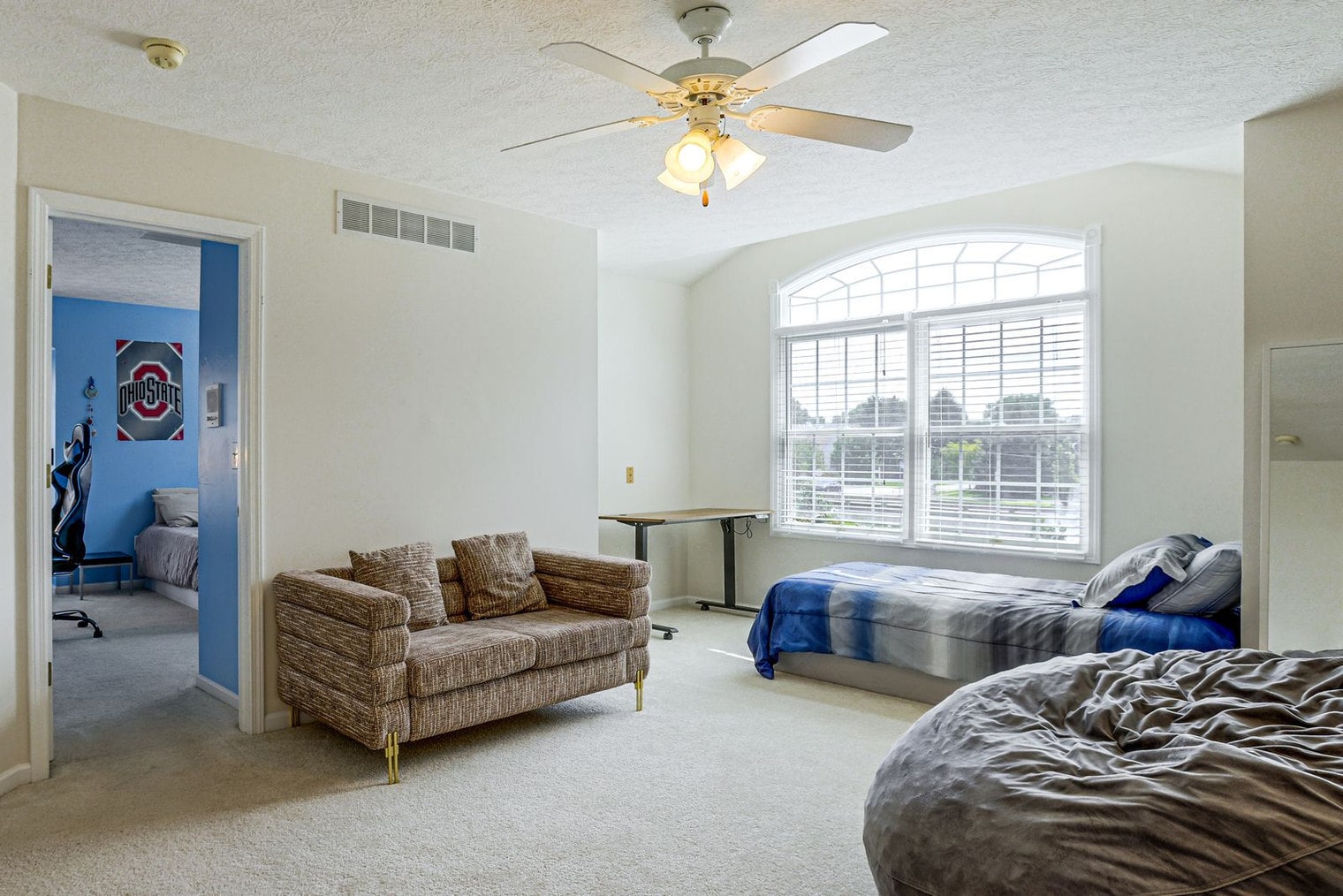 Building Photo - 5816 Lakeview Dr