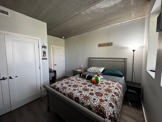 Building Photo - 1323 W Morse Ave