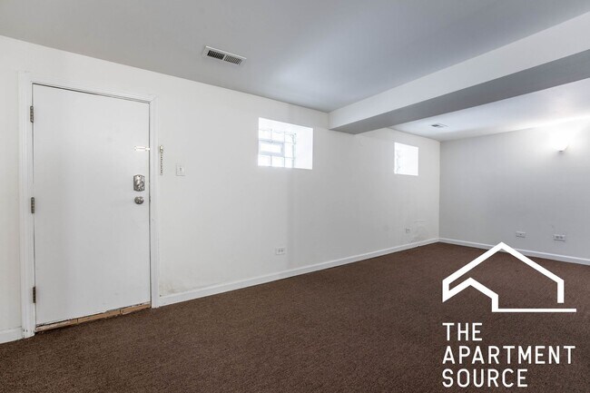 Building Photo - HUGE 4BR/2BA Duplex Close to Blue Line