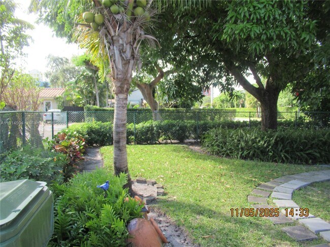 Building Photo - 800 NE 6th St