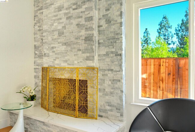 Building Photo - 11 Paddock Ct