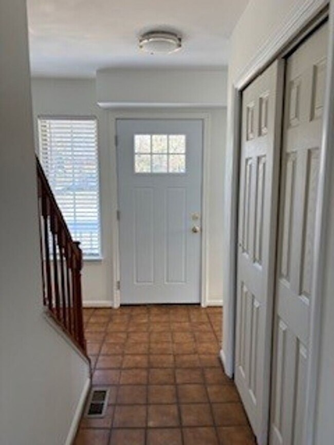 Building Photo - Large End Unit Townhome near Downtown Annapolis and Navy Stadium!