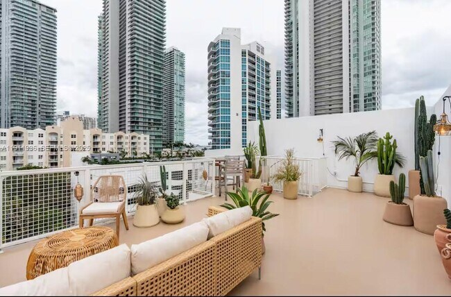 Building Photo - 481 NE 29th St