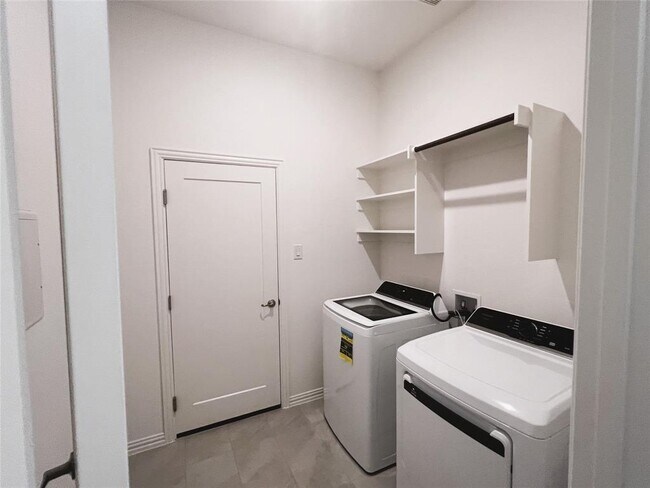 Building Photo - 247 Du Bois Ln
