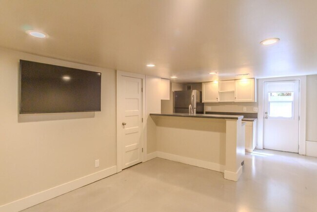Building Photo - 4Bd/2.75Ba Seattle House