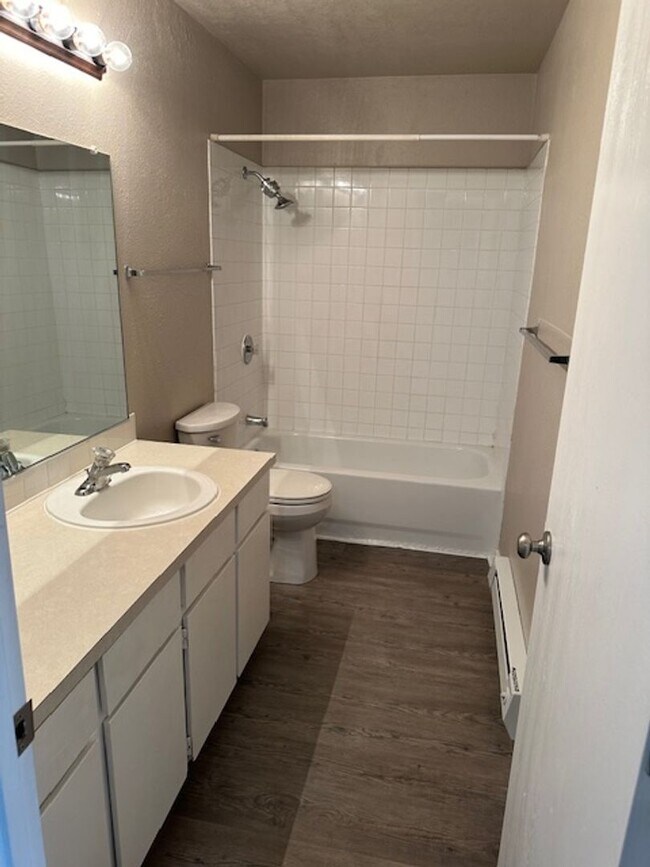 Building Photo - Amazing Two Bedroom!
