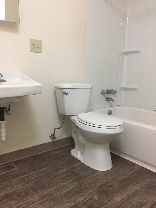 Building Photo - 3 Bedroom/1.5 Bath Home on Westside!