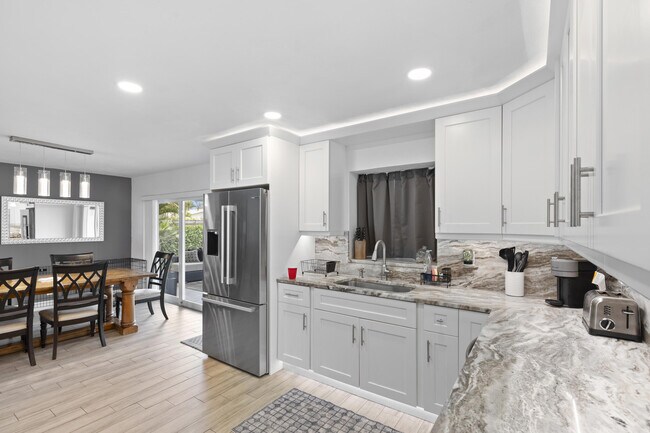 Building Photo - 9956 Dahlia Ave