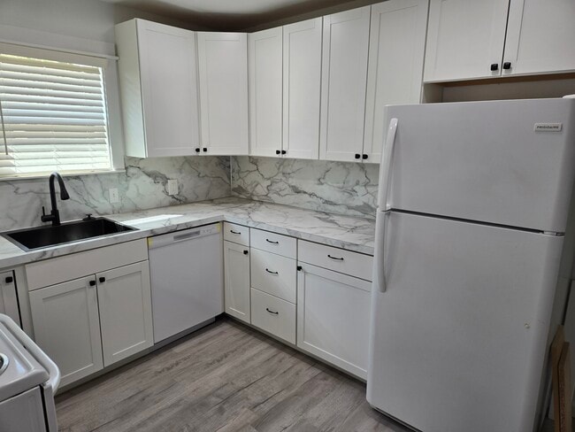 Primary Photo - Levens St Duplex