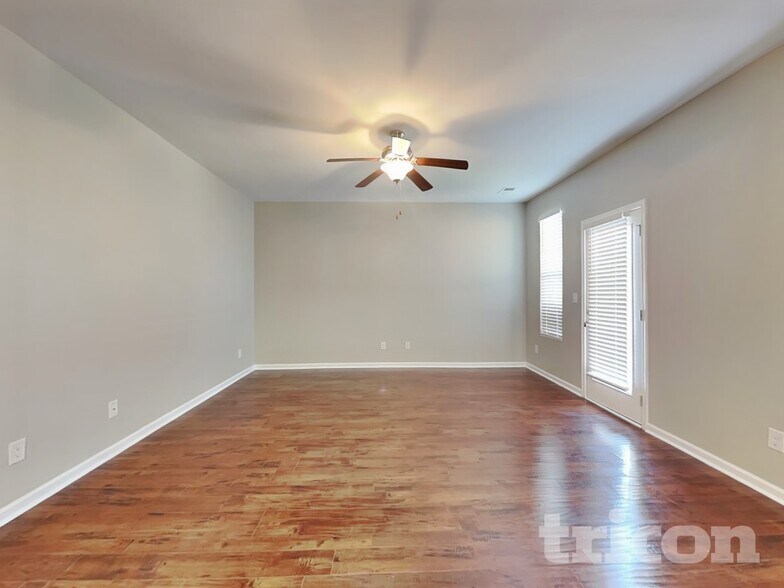 Building Photo - 165 Daisy Cir