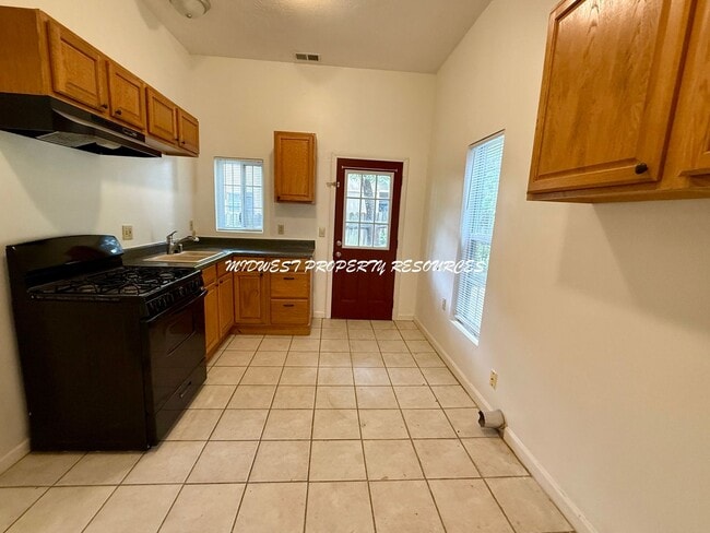 Building Photo - Quaint 2 bedroom 2 bath Near The Square in...