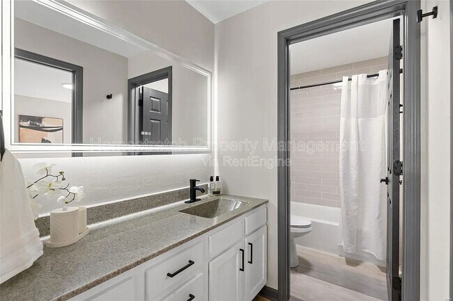 Building Photo - 1001 Lami St