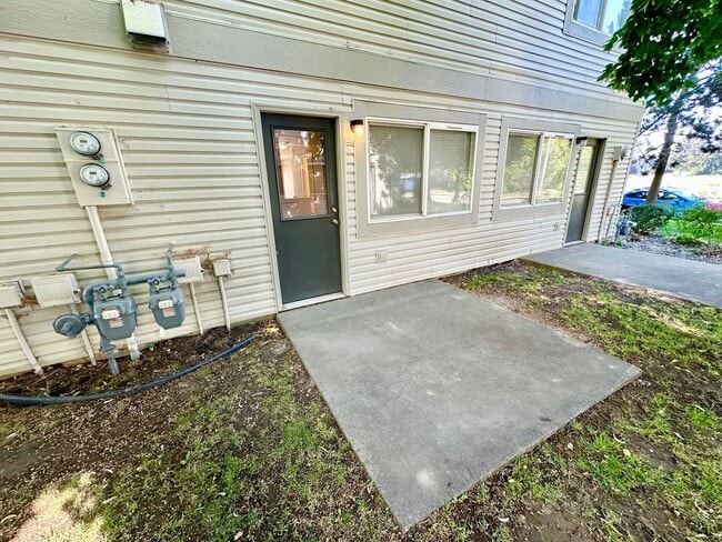 Building Photo - Introducing the Perfect Townhouse Steps Away from Central WA University!