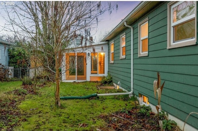 Building Photo - Spacious Home Near University of Portland