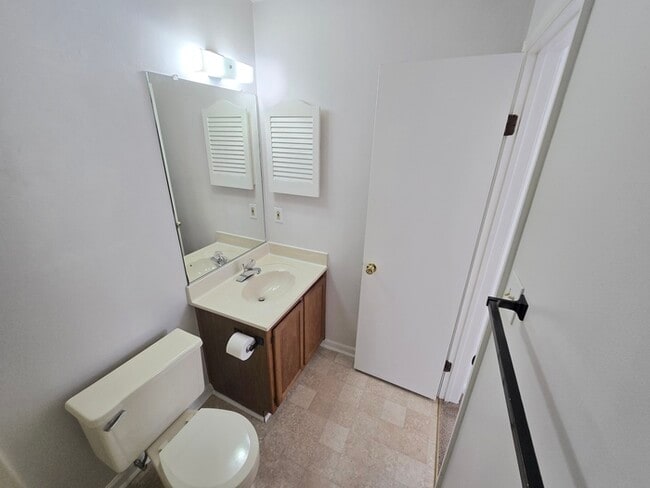 Building Photo - BEAUTIFUL 3-BED, 2-BATH HOME ON THE LAKE I...