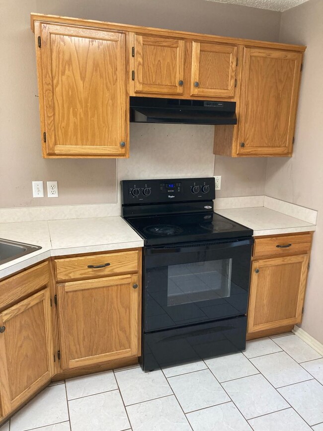 Building Photo - 3 Bed / 2 Bath Extremely close to Wedington Exit! Pre-leasing for Aug 10 Move-in!